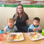 kids eating lunch with teacher