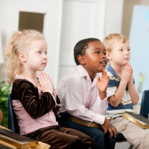 children praying