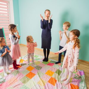 preschoolers dancing